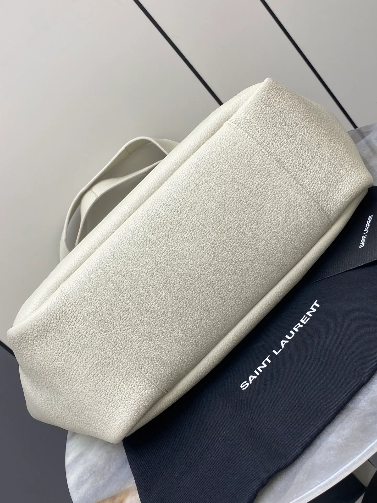 💰1700 White pebbled pattern/antique gold 🌈Horizontal tote version of the new BEA handbag, leather tab closure, decorated with LE CASSANDRE. Roomy and lined in tonal suede, it features a main compartment and an interior zipped pocket. Internal lace-up design, the sides can be folded or unfolded as needed. Soft deerskin bea has an exclusive rare and luxurious texture. The simple appearance is coupled with the softness of the upper body and a lazy style. The sides can also be contracted. There are two forms👑202301280 Model: 763435 [original leather] Size: 50x28x18cm [This size does not come with packaging]