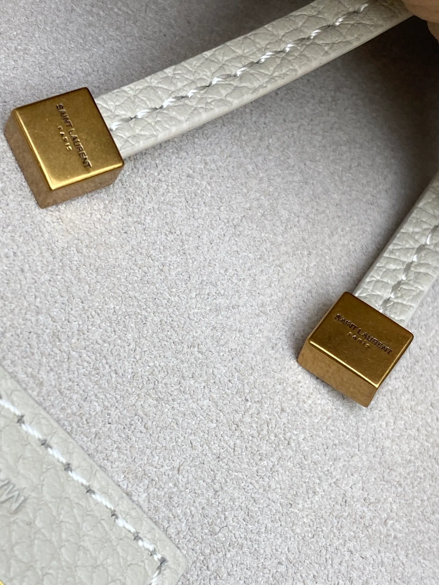 💰1700 White pebbled pattern/antique gold 🌈Horizontal tote version of the new BEA handbag, leather tab closure, decorated with LE CASSANDRE. Roomy and lined in tonal suede, it features a main compartment and an interior zipped pocket. Internal lace-up design, the sides can be folded or unfolded as needed. Soft deerskin bea has an exclusive rare and luxurious texture. The simple appearance is coupled with the softness of the upper body and a lazy style. The sides can also be contracted. There are two forms👑202301280 Model: 763435 [original leather] Size: 50x28x18cm [This size does not come with packaging]