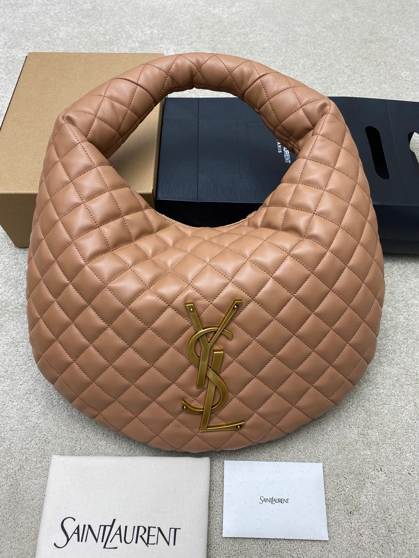 Rose pink sheepskin/gold 🌈New ICARE baby nappa sheepskin handbag The much-anticipated croissant-shaped bag 🥐 makes its debut, embellished with the iconic metal logo, perfectly combining retro and modern feel, making it one of the most anticipated It Bags this season. Whether it's for daily outings or night parties, this bag can be easily carried! 202501050 Model: 858160 [Original leather] Size: 47x35x15 [This size does not come with packaging]