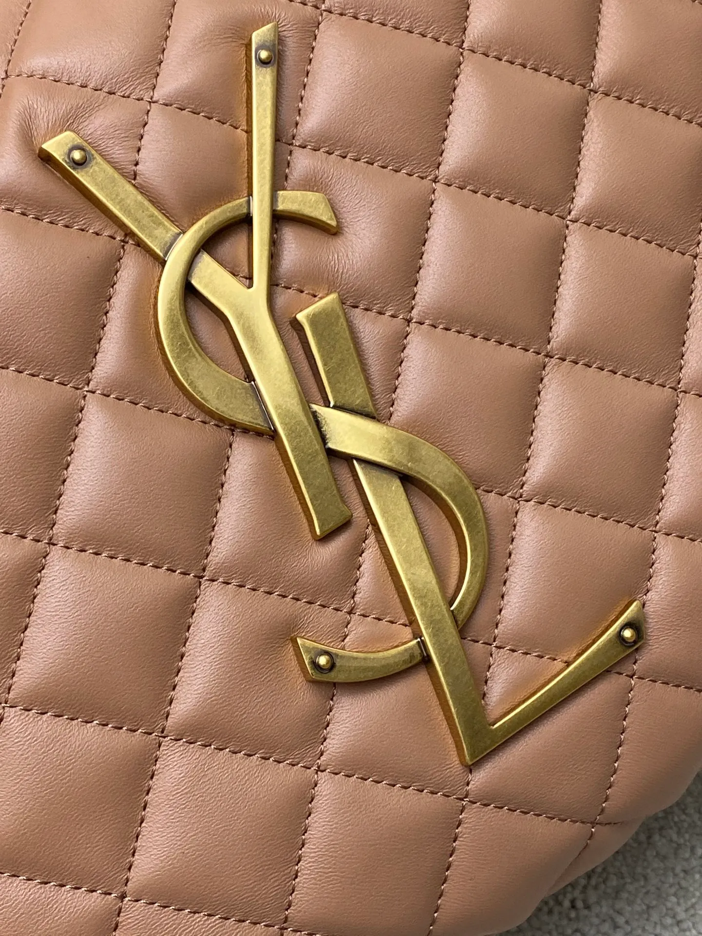 Rose pink sheepskin/gold 🌈New ICARE baby nappa sheepskin handbag The much-anticipated croissant-shaped bag 🥐 makes its debut, embellished with the iconic metal logo, perfectly combining retro and modern feel, making it one of the most anticipated It Bags this season. Whether it's for daily outings or night parties, this bag can be easily carried! 202501050 Model: 858160 [Original leather] Size: 47x35x15 [This size does not come with packaging]