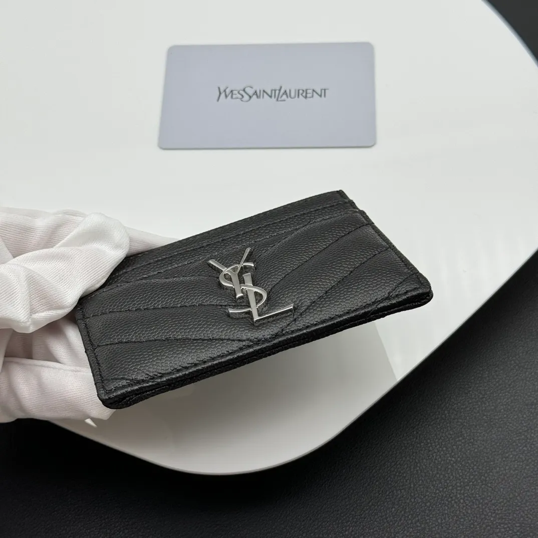 💰100 💎Top quality💖 MONOGRAM SAINT LAURENT card holder Caviar Silver Gold# Imported calfskin decorated with metal interlocking YSL logo and MATELASSÉ stitching. 🌸SLP Card Holder 🎀Credit Holder💋💋Metal interlocking YSL standard✅, jacquard embossed stitching decoration, gold hardware, 5⃣️card slot compartments😍Model number: 423291 Size: 10x7.5x0.5 cm