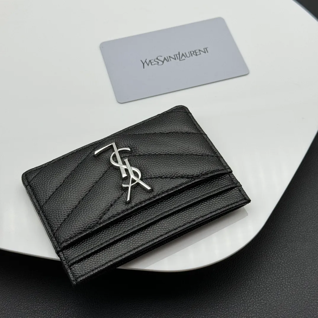 💰100 💎Top quality💖 MONOGRAM SAINT LAURENT card holder Caviar Silver Gold# Imported calfskin decorated with metal interlocking YSL logo and MATELASSÉ stitching. 🌸SLP Card Holder 🎀Credit Holder💋💋Metal interlocking YSL standard✅, jacquard embossed stitching decoration, gold hardware, 5⃣️card slot compartments😍Model number: 423291 Size: 10x7.5x0.5 cm