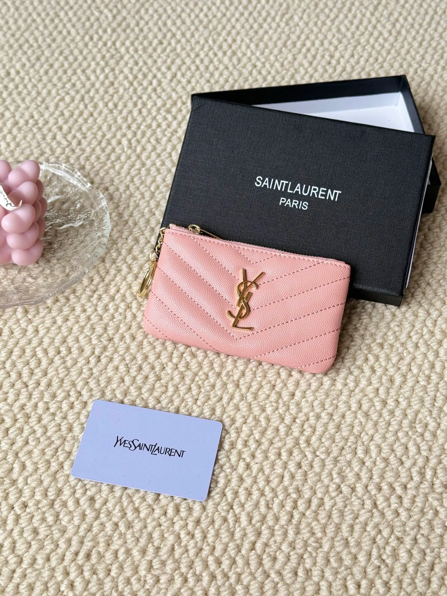 💰140 The first key bag in the ysl series, a V-shaped chain bag, matching key ring, grosgrain lining, and exquisite hardware make this small leather goods particularly good. It can be used as a key bag or coin purse, suitable for men and women. Great for giving as a gift or for personal use! Style number: 438386 Size: 13x7.5x2cm