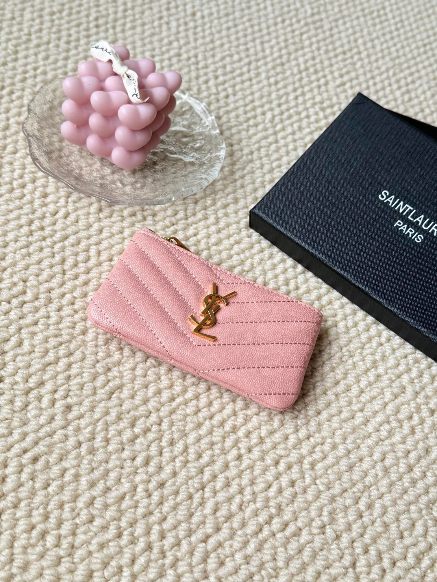 💰140 The first key bag in the ysl series, a V-shaped chain bag, matching key ring, grosgrain lining, and exquisite hardware make this small leather goods particularly good. It can be used as a key bag or coin purse, suitable for men and women. Great for giving as a gift or for personal use! Style number: 438386 Size: 13x7.5x2cm