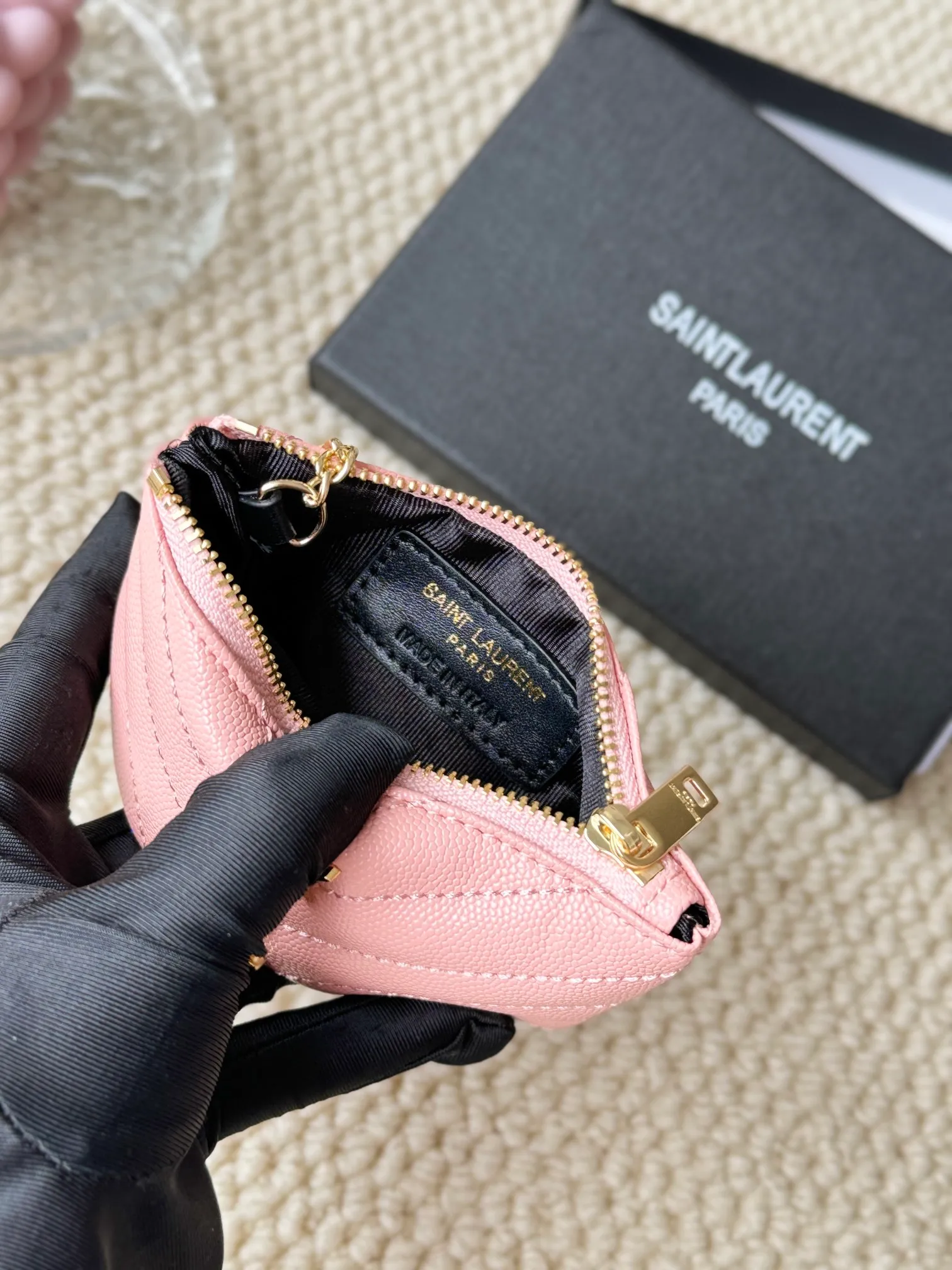 💰140 The first key bag in the ysl series, a V-shaped chain bag, matching key ring, grosgrain lining, and exquisite hardware make this small leather goods particularly good. It can be used as a key bag or coin purse, suitable for men and women. Great for giving as a gift or for personal use! Style number: 438386 Size: 13x7.5x2cm