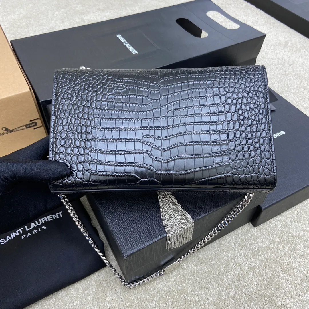 💰1300 Black small crocodile pattern/silver buckle [original leather] 🌈Y’s most classic style Kate crocodile pattern chain crossbody bag! A versatile style that is a must-have in every girl’s wardrobe! High-quality original crocodile-embossed cowhide, wear-resistant and scratch-resistant, no need to take special care of it💫Believe me, kate is definitely an eternal classic. No one can say that they are fashionable without a Y family tassel bag👍20210650 Model: 377829 Size: 24*14.5*5.5cm