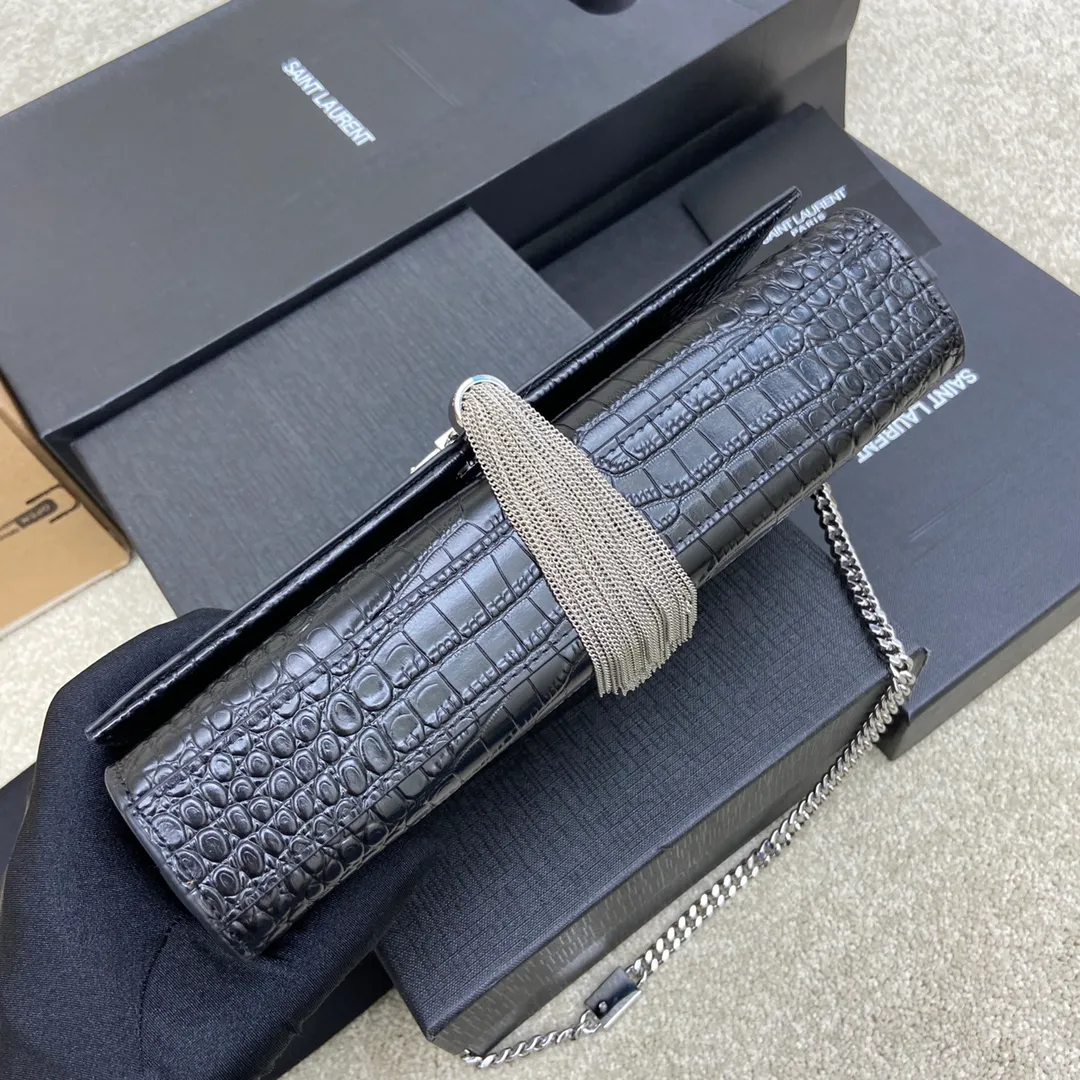 💰1300 Black small crocodile pattern/silver buckle [original leather] 🌈Y’s most classic style Kate crocodile pattern chain crossbody bag! A versatile style that is a must-have in every girl’s wardrobe! High-quality original crocodile-embossed cowhide, wear-resistant and scratch-resistant, no need to take special care of it💫Believe me, kate is definitely an eternal classic. No one can say that they are fashionable without a Y family tassel bag👍20210650 Model: 377829 Size: 24*14.5*5.5cm