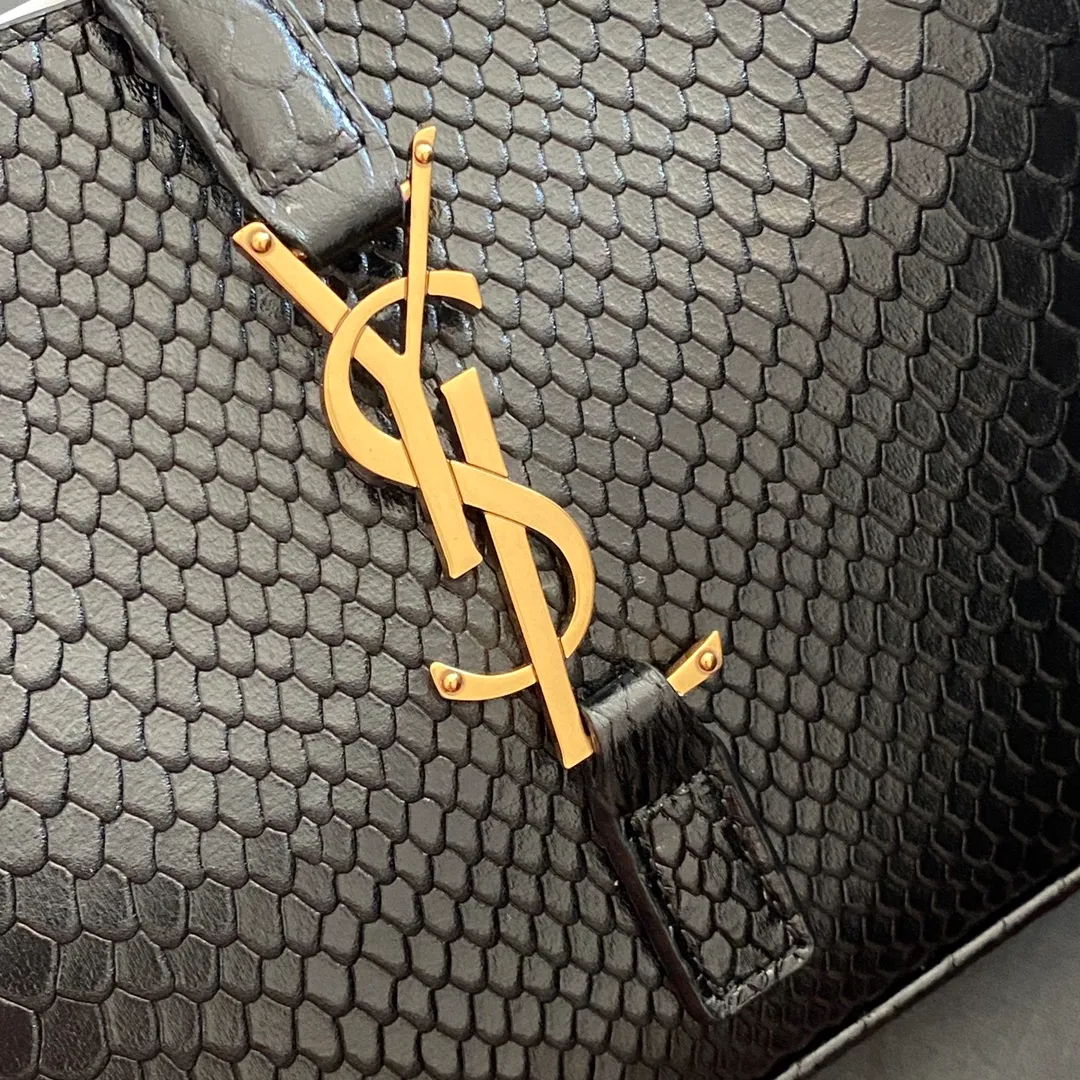 💰1360 black snake pattern/gold 🌈𝑳𝑬 5 𝐀̀ 7 new snake pattern, Y family’s armpit bag that is extremely popular this year. The outline of the bag itself is simple and three-dimensional, and it looks stiff but not too sharp. Paired with the brand's iconic plug-in buckle, the overall look gives a unique and elegant look that is both classic and elegant, yet also fashionable and modern! 20230680 Model: 657228 [original leather] Size: 24.5x16x6cm