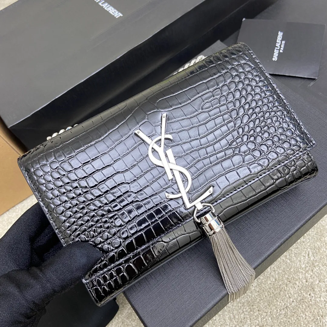 💰1260 Black small crocodile pattern/silver buckle [original leather] 🌈KATE The most classic style and the most practical size. The core design of this series is the Y logo. Mr. Yves Saint Laurent invited poster artist Cassandre to design it. The three letters are superimposed on each other, which is simple and avant-garde. High-quality crocodile pattern cowhide, wear-resistant and scratch-resistant! Definitely a timeless classic! No Y family tassel bag dares to say that they are fashionable👍20210630 Model: 377628 Size: 20*12.5*5cm