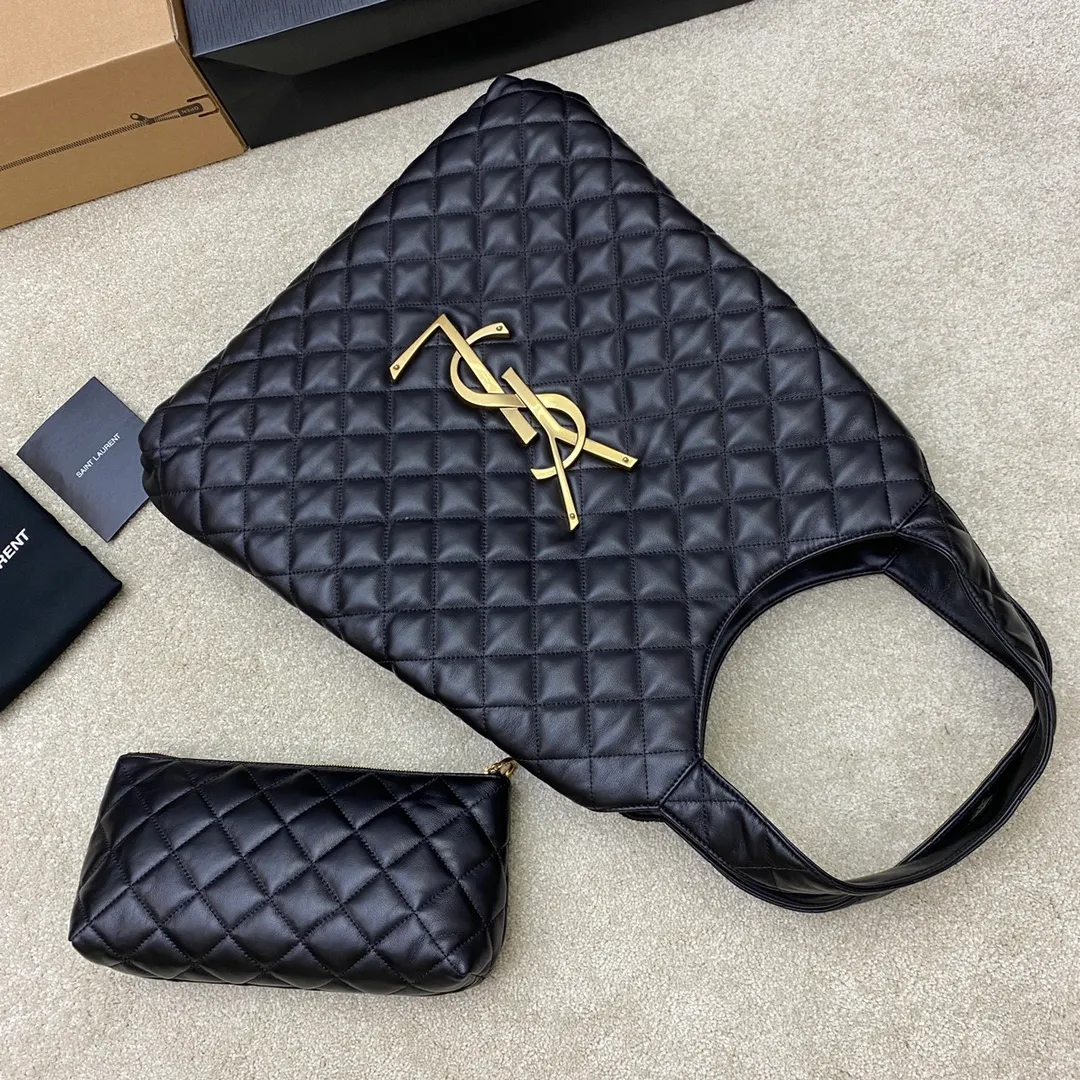Black sheepskin/gold buckle (large size) 🌈ICARE Tote Bag ~ Shopping bag, the ICARE Tote Bag that is popular all over the Internet, "Free and hot, comfortable and comfortable, elegance is you, and casualness is also you" - Saint Laurent 22 spring and summer new tote bag, retro diamond lattice and precision detail craftsmanship, ICARE has also achieved true refinement in the details! As the latest style, ICARE will definitely show different effects in the bag regardless of the appearance, material and practicality♥️ It can be used by both men and women. The oversized logo design, the letter surface is shaped, has a sculptural and artistic style, it is very eye-catching, so cool, so cool😎I was amazed👄 [This size does not come with packaging] 202201200 Model: 698651 [Original leather] Size: Bottom width 38CM*top width 58*height 43CM*thickness 8cm