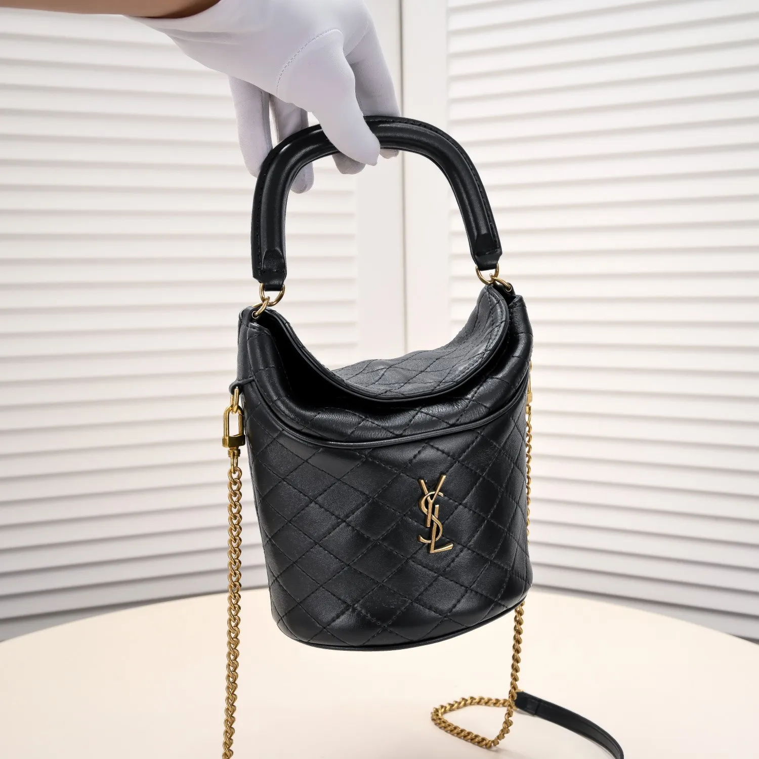💰440￥108 Yves Saint Laurent GABY MINI BUCKET gaby series newly launched fortune bucket bag, I really love it 😻 Super special bucket bag design, round and straight shape, decorated with a small flap opening and closing on the top, for higher privacy and security, top handle and detachable chain shoulder strap, you can carry it in more ways to adapt to different occasions! The highlight is the quilting process to outline the prismatic pattern, with golden micro-marks, showing the retro celebrity temperament~~~ Confirmed: It is a charming little thing💋 Model: 8030 Size: 19x17x15cm