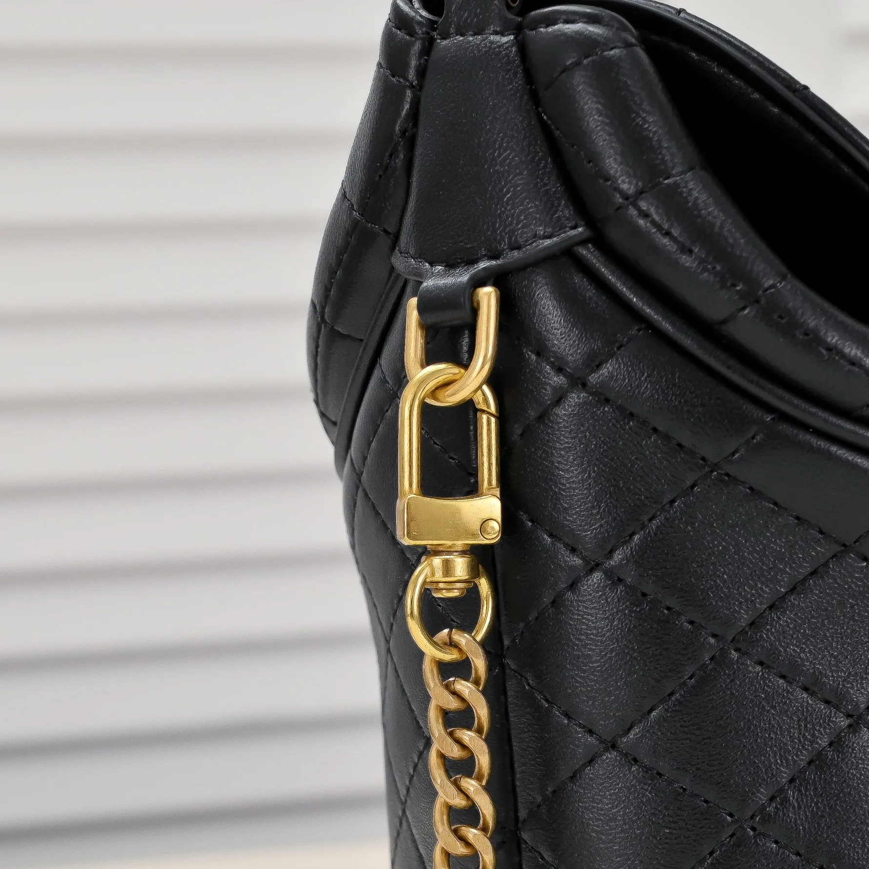 💰440￥108 Yves Saint Laurent GABY MINI BUCKET gaby series newly launched fortune bucket bag, I really love it 😻 Super special bucket bag design, round and straight shape, decorated with a small flap opening and closing on the top, for higher privacy and security, top handle and detachable chain shoulder strap, you can carry it in more ways to adapt to different occasions! The highlight is the quilting process to outline the prismatic pattern, with golden micro-marks, showing the retro celebrity temperament~~~ Confirmed: It is a charming little thing💋 Model: 8030 Size: 19x17x15cm