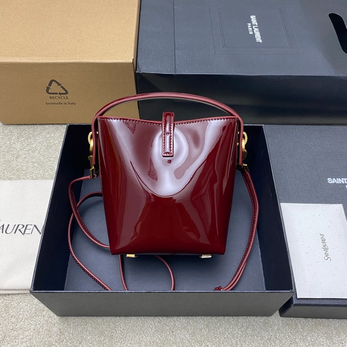 Patent leather maroon/gold 🌈New LE 37 mini glossy leather handbag, super nice bucket bag with handle_New bag type, made of original Italian calfskin, the bag has a simple and three-dimensional outline, looks stiff but not too sharp, there is a metal foot nail at the bottom, with a plug-in buckle with a classic iconic metal logo, the whole gives a unique temperament that is both classic and elegant, but also very fashionable and modern😍20250750 Model: 765870 [original leather] Size: 15×13×6cm