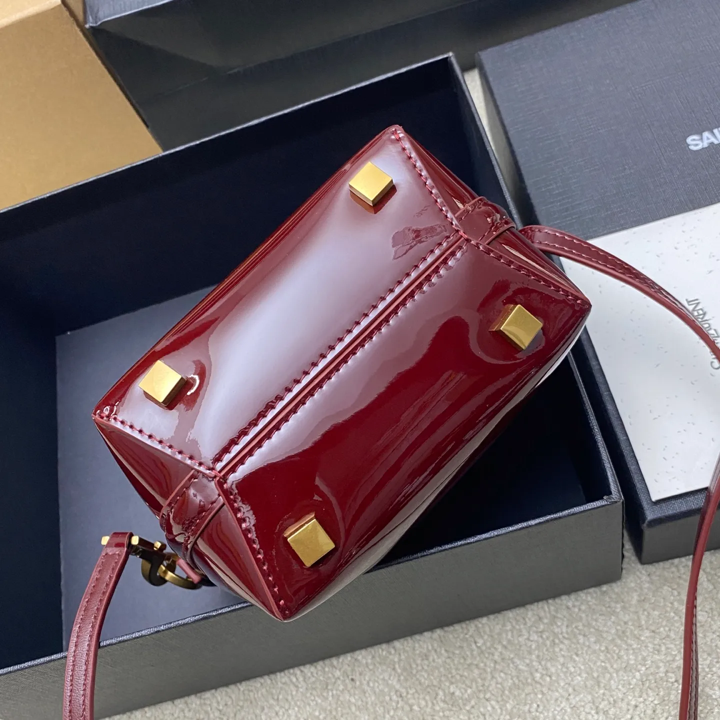 Patent leather maroon/gold 🌈New LE 37 mini glossy leather handbag, super nice bucket bag with handle_New bag type, made of original Italian calfskin, the bag has a simple and three-dimensional outline, looks stiff but not too sharp, there is a metal foot nail at the bottom, with a plug-in buckle with a classic iconic metal logo, the whole gives a unique temperament that is both classic and elegant, but also very fashionable and modern😍20250750 Model: 765870 [original leather] Size: 15×13×6cm