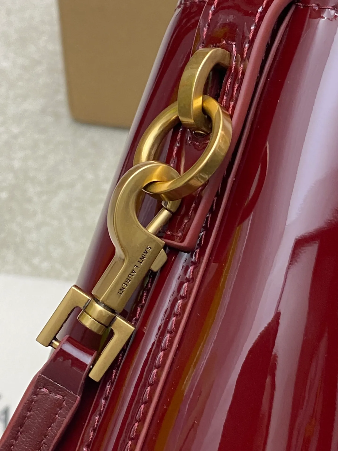 Patent leather maroon/gold 🌈New LE 37 mini glossy leather handbag, super nice bucket bag with handle_New bag type, made of original Italian calfskin, the bag has a simple and three-dimensional outline, looks stiff but not too sharp, there is a metal foot nail at the bottom, with a plug-in buckle with a classic iconic metal logo, the whole gives a unique temperament that is both classic and elegant, but also very fashionable and modern😍20250750 Model: 765870 [original leather] Size: 15×13×6cm
