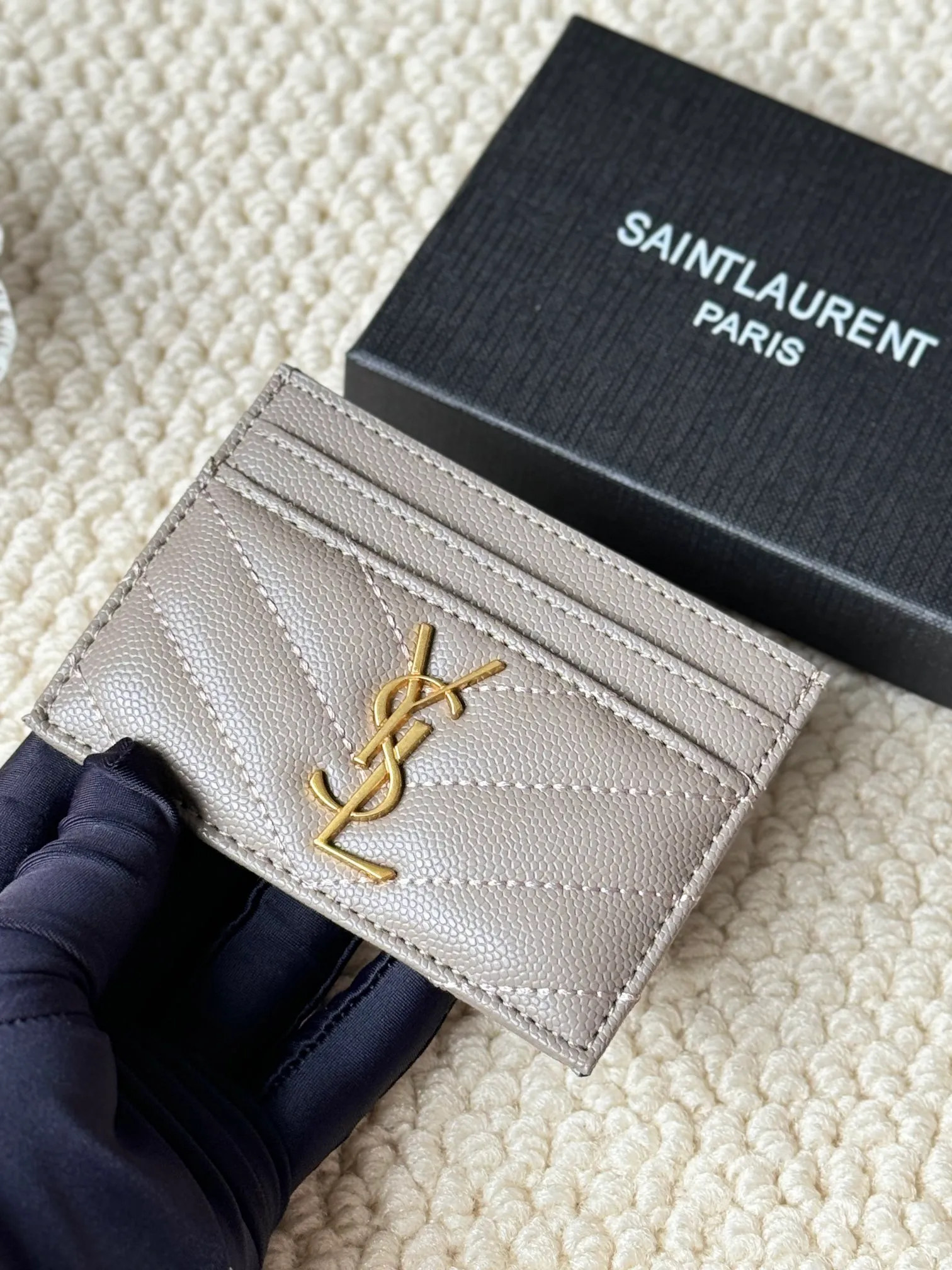 💰100 ysl Yves Saint Laurent's most classic genuine card bag, with sheepskin microfiber lining, jacquard embossed stitching sheepskin credit card holder, metal interlocking YSL logo original single-pair hardware, copied details Style number: 423291 Size: 10.5×7.5×0.5cm