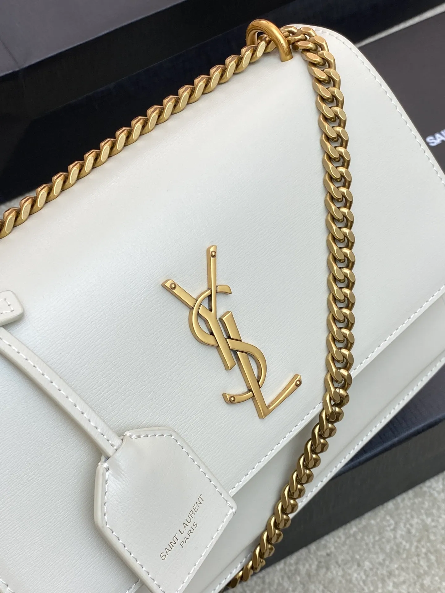 💰1500 milk white toothpick pattern/gold 🌈𝑺𝒖𝒏𝒔𝒆𝒕 𝟮𝟮𝒄𝒎#Classic luxury toothpick pattern sunset bag original leather version! Friends who like toothpick pattern bags cannot miss this one! High-quality genuine leather, genuine mold-making hardware, pursuing every detail, striving to be infinitely close to genuine 👍20210750 Size: 22x8x16cm Model: 442906 [Original leather]