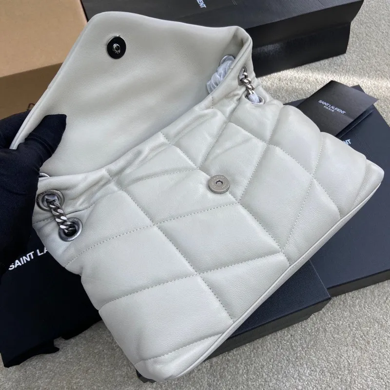 White sheepskin/silver hardware 🌈LOULOU PUFFER Medium quilted lambskin bag, made of genuine genuine leather, feels soft and delicate, like embracing clouds☁️💋The classic Y family logo, chain and buttonhole hardware are all made of Barkin matte silver hardware. The opening of the bag is folded and sealed with a magnetic snap buckle, which has first-class sealing and safety👍20210800 Size: 29x17x11cm Model: 577476 [original leather]
