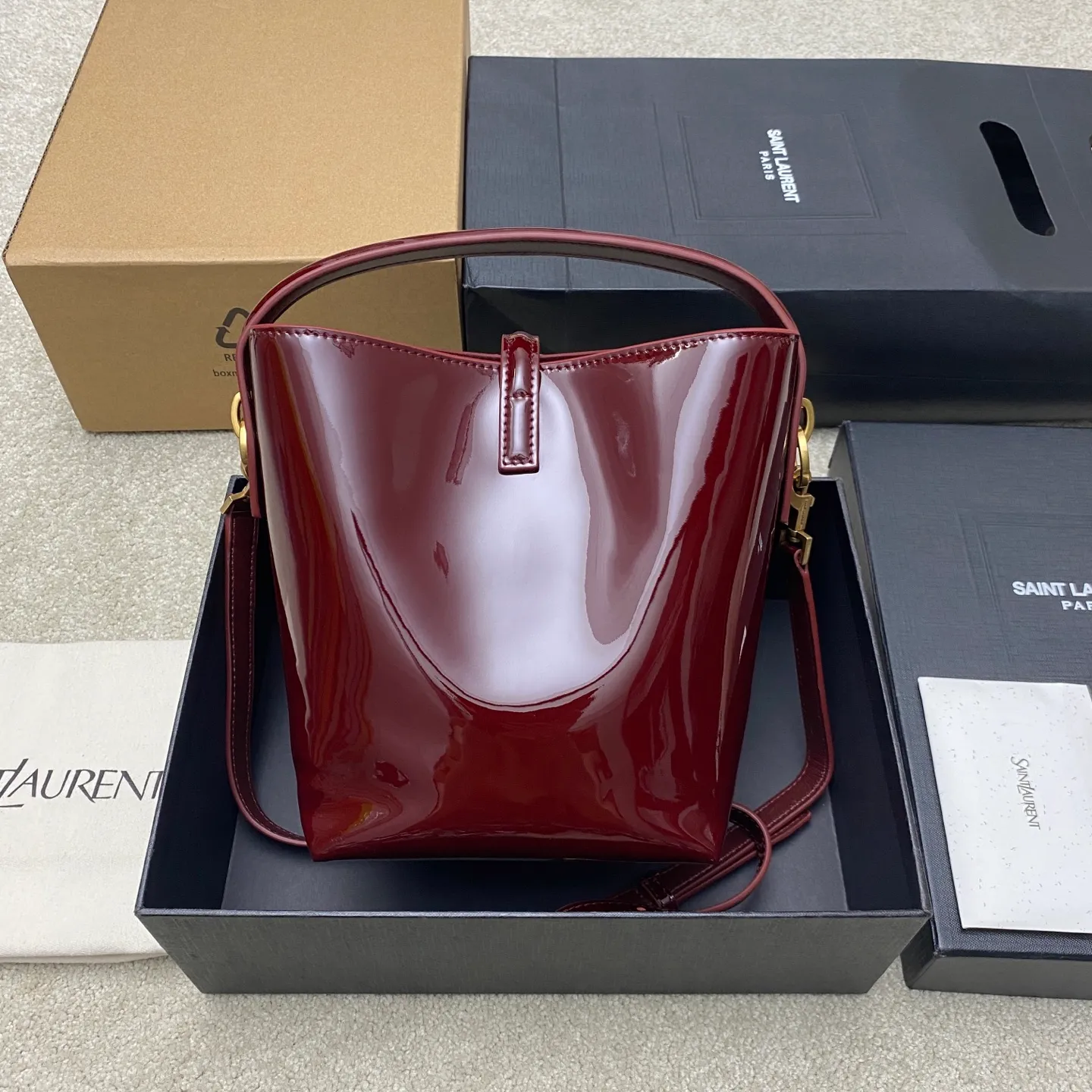 Patent leather maroon/gold 🌈New LE 5À7 series small bucket bag, black super good-looking bucket bag with handle_New style of bag, made of Italian calfskin, the bag has a simple and three-dimensional outline, looks stiff but not too sharp, with four metal feet at the bottom, and a plug-in bag buckle with a classic iconic metal logo, the whole gives a unique temperament that is both classic and elegant, yet very fashionable and modern! 20240880 Model: 749036 [original leather] Size: 20x17x13cm