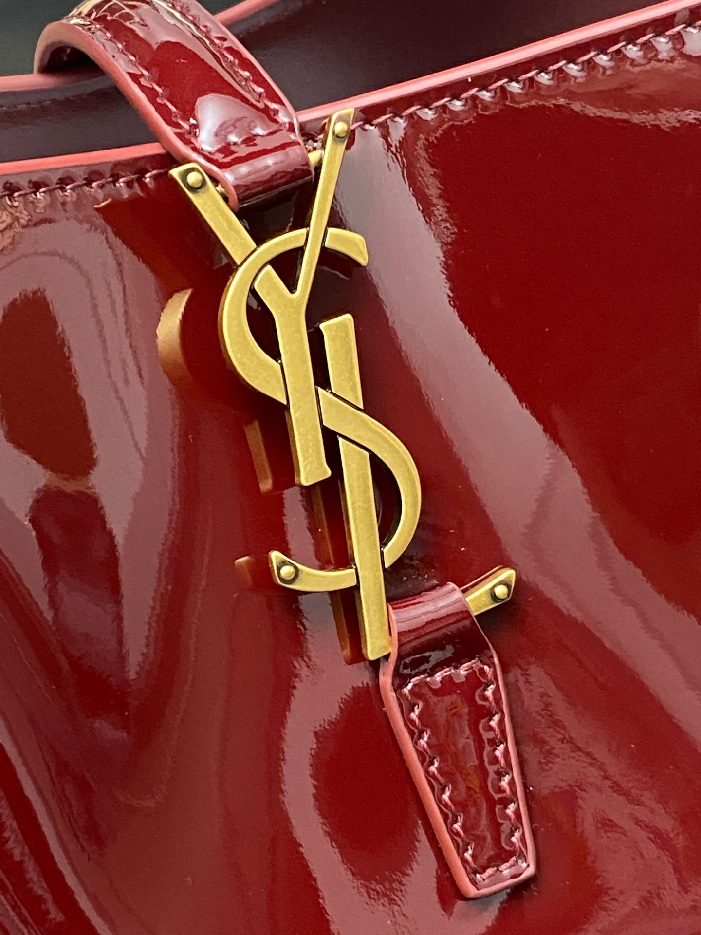 Patent leather maroon/gold 🌈New LE 5À7 series small bucket bag, black super good-looking bucket bag with handle_New style of bag, made of Italian calfskin, the bag has a simple and three-dimensional outline, looks stiff but not too sharp, with four metal feet at the bottom, and a plug-in bag buckle with a classic iconic metal logo, the whole gives a unique temperament that is both classic and elegant, yet very fashionable and modern! 20240880 Model: 749036 [original leather] Size: 20x17x13cm