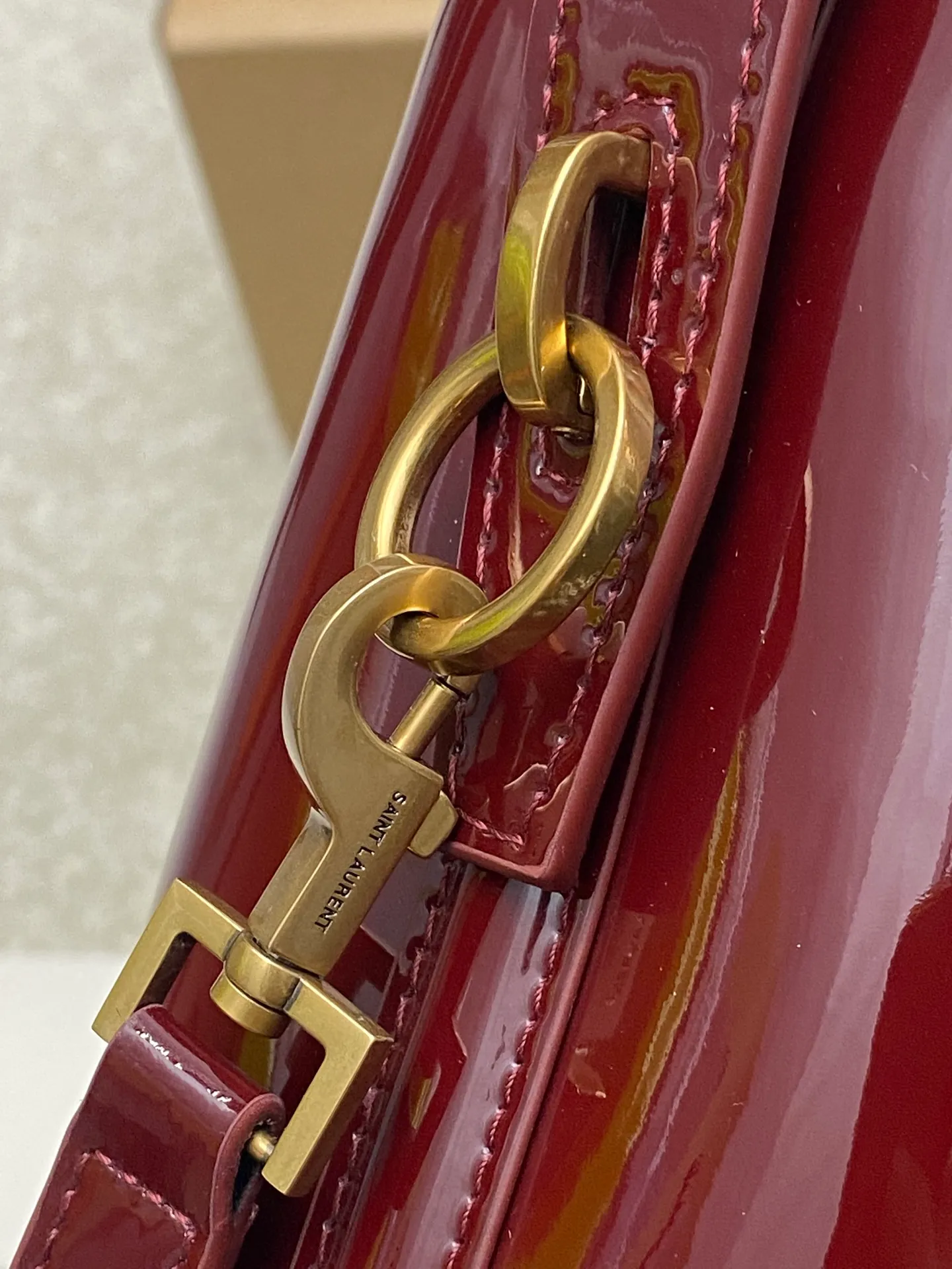 Patent leather maroon/gold 🌈New LE 5À7 series small bucket bag, black super good-looking bucket bag with handle_New style of bag, made of Italian calfskin, the bag has a simple and three-dimensional outline, looks stiff but not too sharp, with four metal feet at the bottom, and a plug-in bag buckle with a classic iconic metal logo, the whole gives a unique temperament that is both classic and elegant, yet very fashionable and modern! 20240880 Model: 749036 [original leather] Size: 20x17x13cm