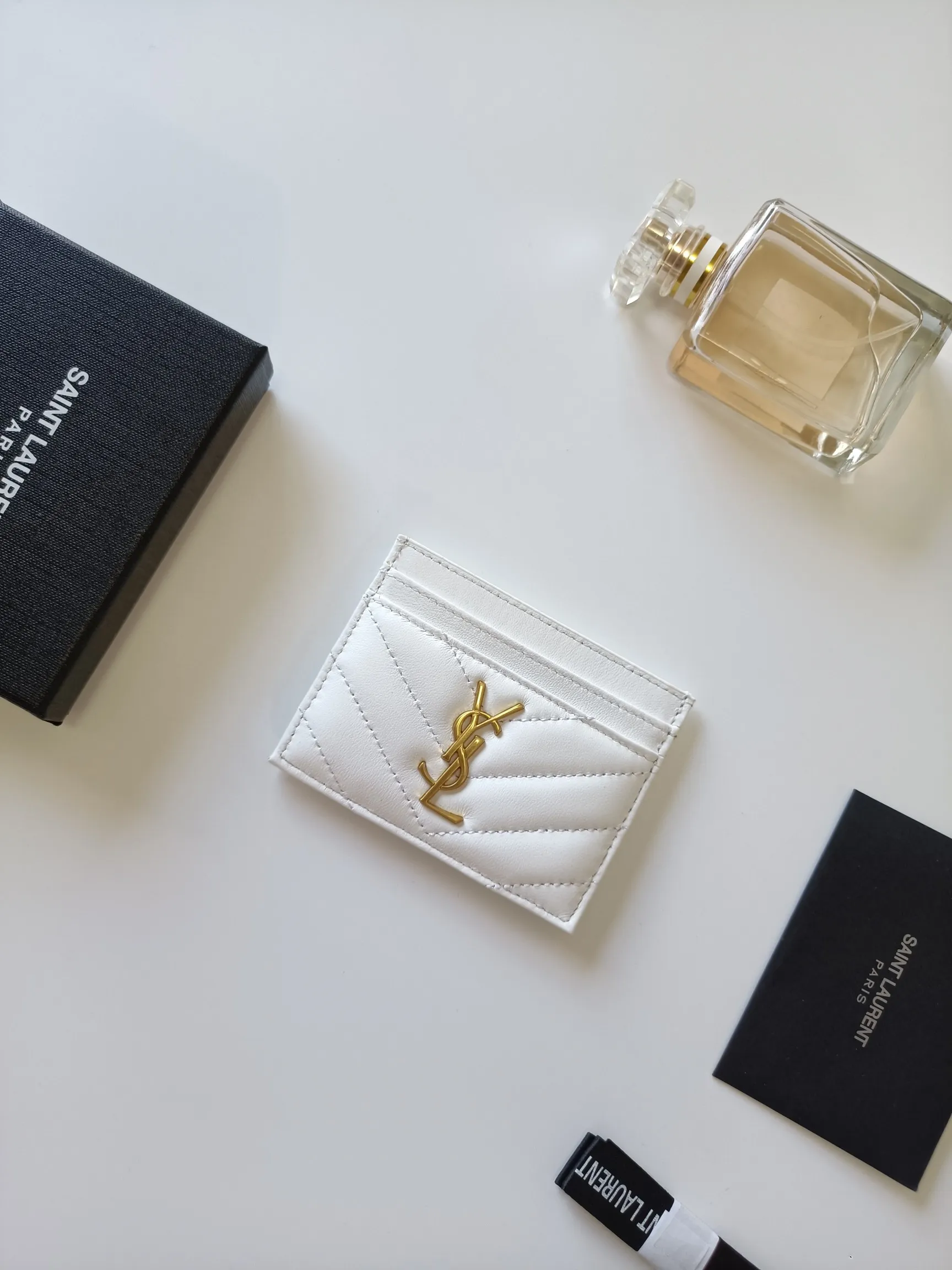 💰90 Saint Laurent new product shipped👉Genuine pickup bag, 🎀Sheep pattern microfiber lining, jacquard embossed stitching sheepskin credit card holder, metal interlocking YSL logo original single-pair hardware, replica details😋Style number: 423291😎Size: 10.5×7.5×0.5cm