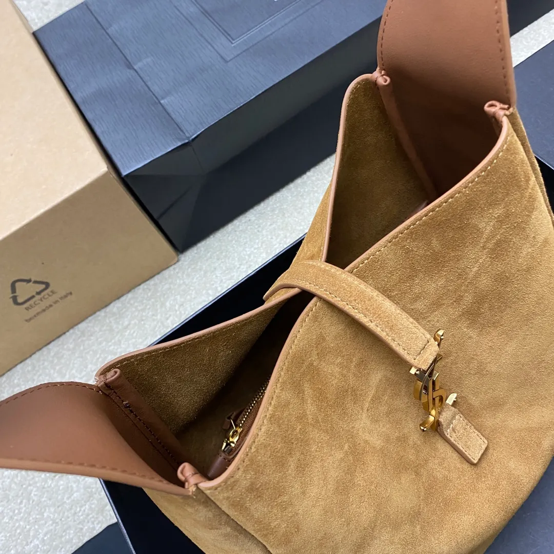 💰1560 Frosted Brown Leather/Ancient Gold 🌈▪ROSE▪️ New style for autumn and winter, same style as Korean star Hobo!! This year’s extremely popular armpit bag Y Family is late but it’s here! ! The outline of the bag is simple and three-dimensional, and it looks stiff but not too sharp. Paired with the brand's iconic plug-in buckle, the overall look gives a unique temperament that is both classic and elegant, yet very fashionable and modern👍20220780 Model: 713938 [original leather] Size: 23x22x8cm