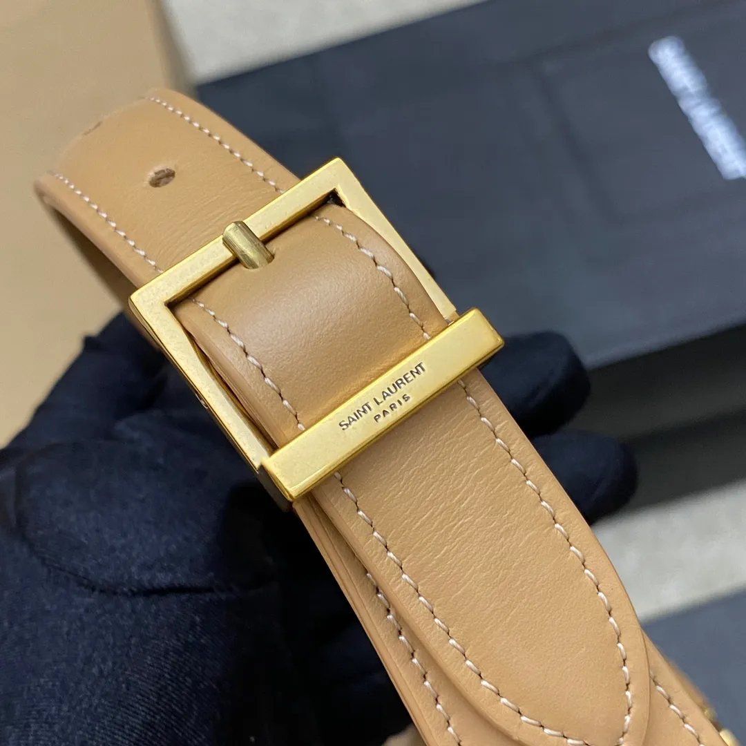 Caramel color plain/gold buckle 🌈2022 spring and summer new armpit bag 🔥One of this year's treasure bags 👍Minimalist shape + metal logo buckle opening and closing design Adjustable shoulder strap Simple, beautiful and high-end feel The bag is light and easy to match The wife is so beautiful✨The bag has sufficient capacity💋20220680 Model: 657228 [Original leather] Size: 24.5*14*6cm