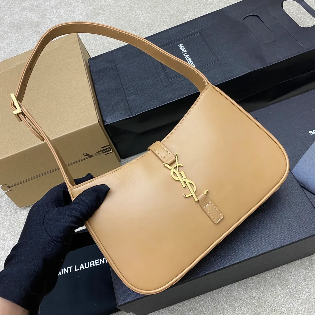 Caramel color plain/gold buckle 🌈2022 spring and summer new armpit bag 🔥One of this year's treasure bags 👍Minimalist shape + metal logo buckle opening and closing design Adjustable shoulder strap Simple, beautiful and high-end feel The bag is light and easy to match The wife is so beautiful✨The bag has sufficient capacity💋20220680 Model: 657228 [Original leather] Size: 24.5*14*6cm