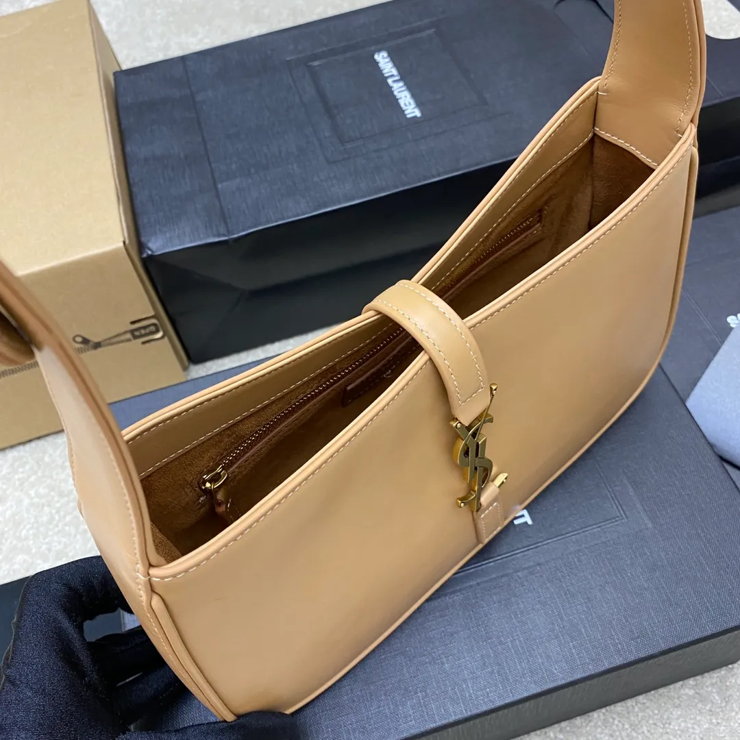 Caramel color plain/gold buckle 🌈2022 spring and summer new armpit bag 🔥One of this year's treasure bags 👍Minimalist shape + metal logo buckle opening and closing design Adjustable shoulder strap Simple, beautiful and high-end feel The bag is light and easy to match The wife is so beautiful✨The bag has sufficient capacity💋20220680 Model: 657228 [Original leather] Size: 24.5*14*6cm