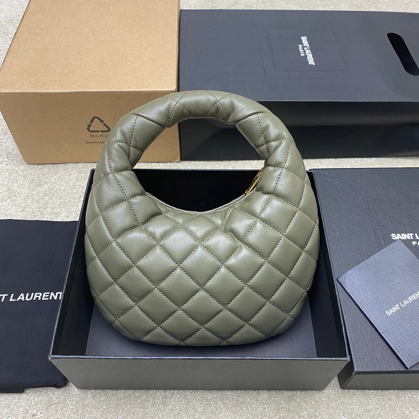 Gray green sheepskin/gold 🌈ICARE baby nappa sheepskin handbag The much-anticipated croissant-shaped bag 🥐 makes its debut, embellished with the iconic metal logo, perfectly combining retro and modern feel, making it one of the most anticipated It Bags this season. Whether it's for daily outings or night parties, this bag can be easily carried! 20250750 Model: 851689 [original leather] Size: 17cm×18×4cm