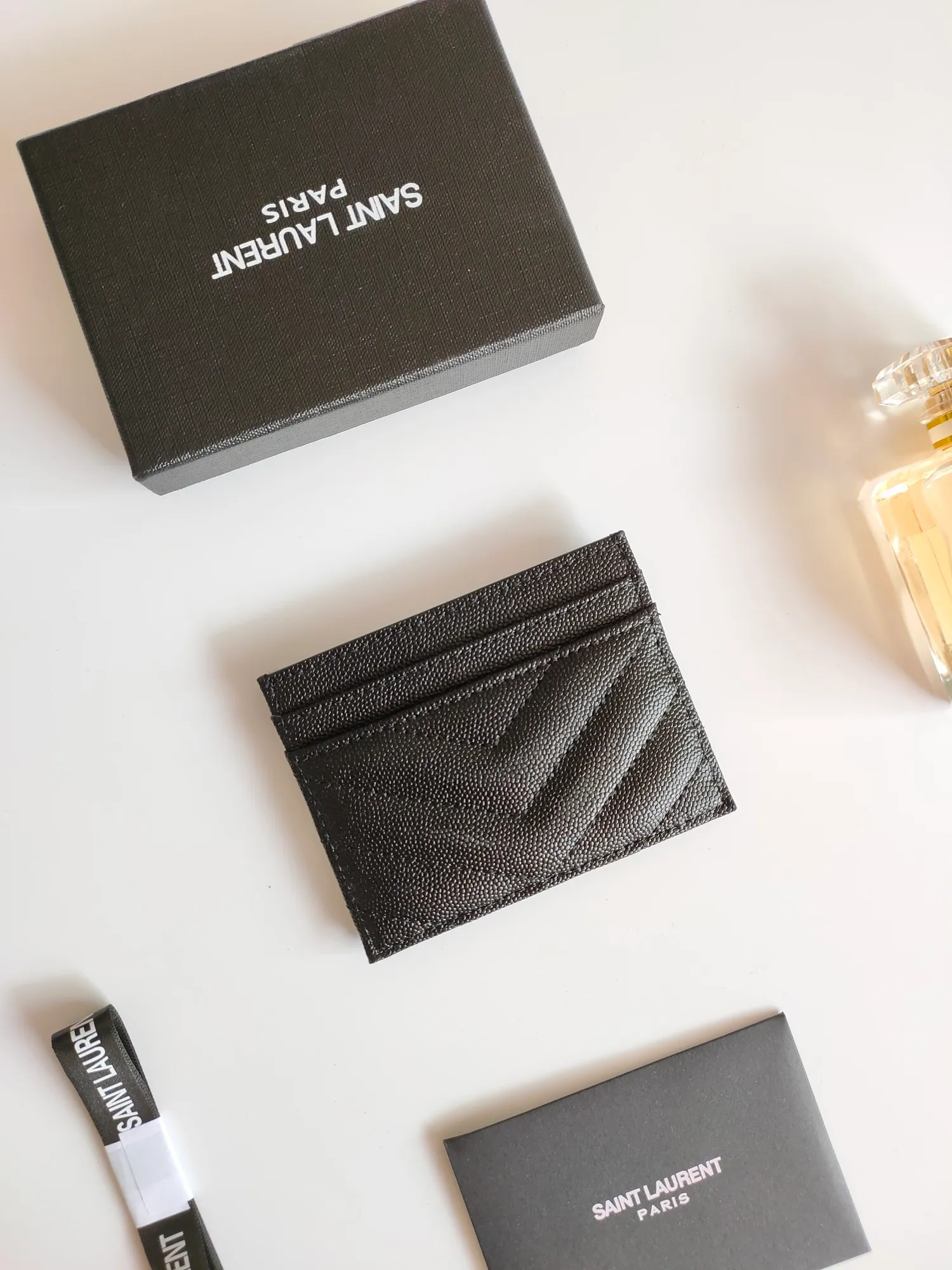 💰90 Yves Saint Laurent new product shipped👉Genuine pickup bag, cowhide ball pattern🎀Sheep pattern microfiber lining, jacquard stitching genuine leather credit card holder, metal interlocking YSL logo original single-pair hardware, replica details😋Style number: 423291😎Dimensions: 10.5×7.5×0.5cm