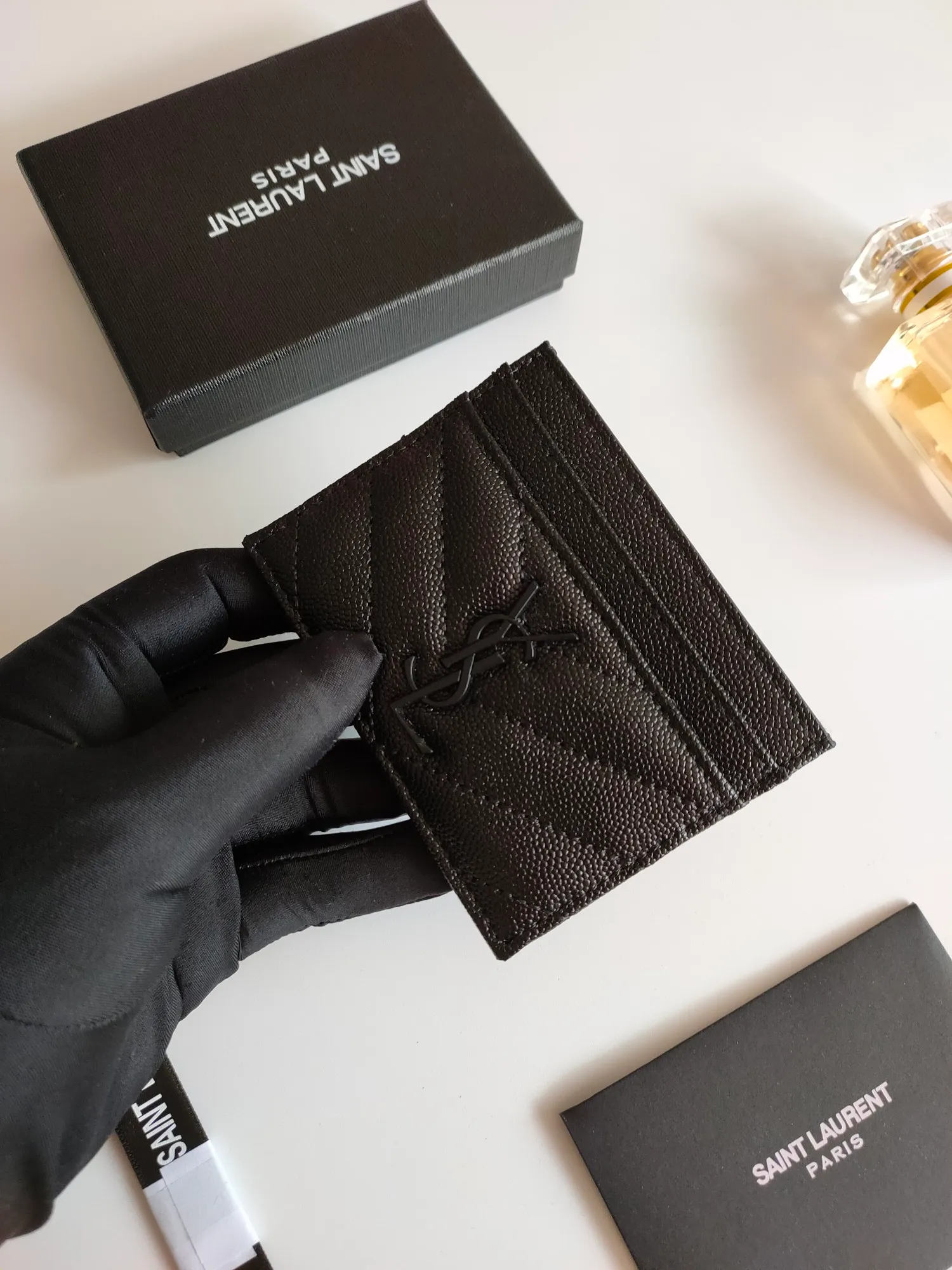 💰90 Yves Saint Laurent new product shipped👉Genuine pickup bag, cowhide ball pattern🎀Sheep pattern microfiber lining, jacquard stitching genuine leather credit card holder, metal interlocking YSL logo original single-pair hardware, replica details😋Style number: 423291😎Dimensions: 10.5×7.5×0.5cm