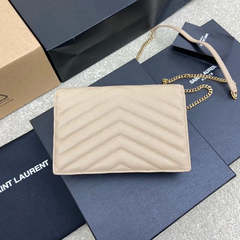 Apricot ball pattern leather/gold buckle 🌈woc small envelope bag original leather version👍 Speaking of envelope bags, this one from Y must have a name! The entire bag is made of original caviar cowhide, with a three-dimensional shape and a comfortable feel! The detachable shoulder strap design enriches the versatility of the bag. The shoulder strap can be removed and used directly as a handbag & evening bag. It has multiple built-in card slots, which is extremely practical. You can bring your mobile phone and cards with you when you go out, and it can take you around the world easily‼ ️20210550 Model: 441974 [original leather] Size: 19*11.5*4cm