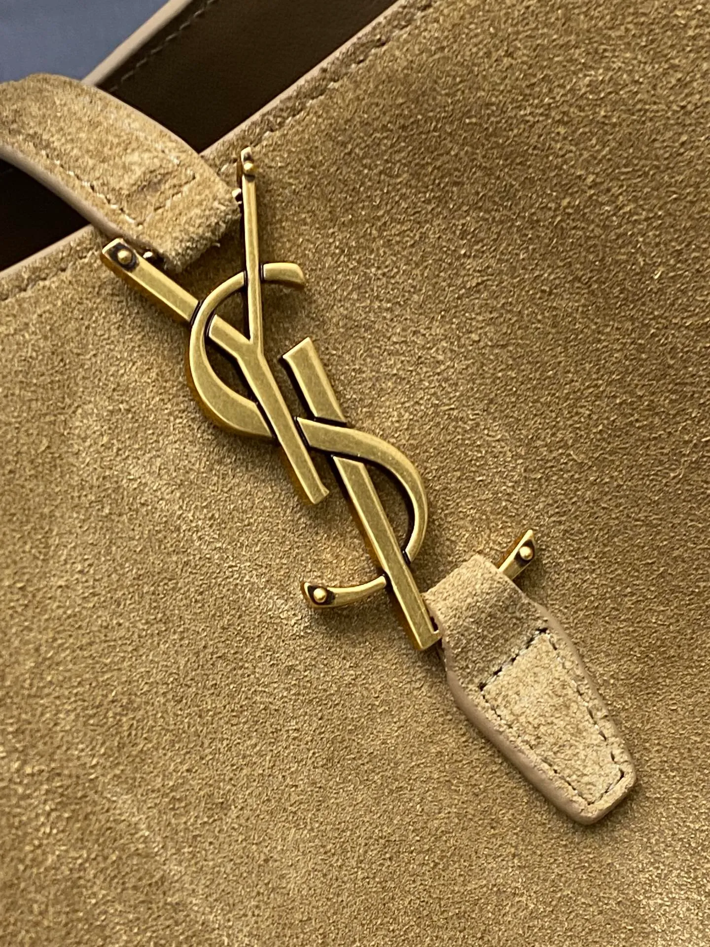 💰1760 Gold Leaf Brown/Ancient Gold 🌈New LE 5À7 series small bucket bag, black super nice bucket bag with handle_New new style of bag, made of Italian calfskin, the bag has a simple and three-dimensional outline, looks stiff but not too sharp, with four metal feet at the bottom, and a plug-in bag buckle with a classic iconic metal logo, the whole gives a unique temperament that is both classic and elegant, yet very fashionable and modern! 20230880 Model: 749036 [original leather] Size: 20x17x13cm