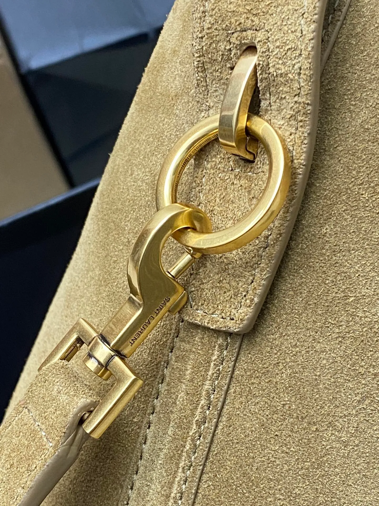 💰1760 Gold Leaf Brown/Ancient Gold 🌈New LE 5À7 series small bucket bag, black super nice bucket bag with handle_New new style of bag, made of Italian calfskin, the bag has a simple and three-dimensional outline, looks stiff but not too sharp, with four metal feet at the bottom, and a plug-in bag buckle with a classic iconic metal logo, the whole gives a unique temperament that is both classic and elegant, yet very fashionable and modern! 20230880 Model: 749036 [original leather] Size: 20x17x13cm