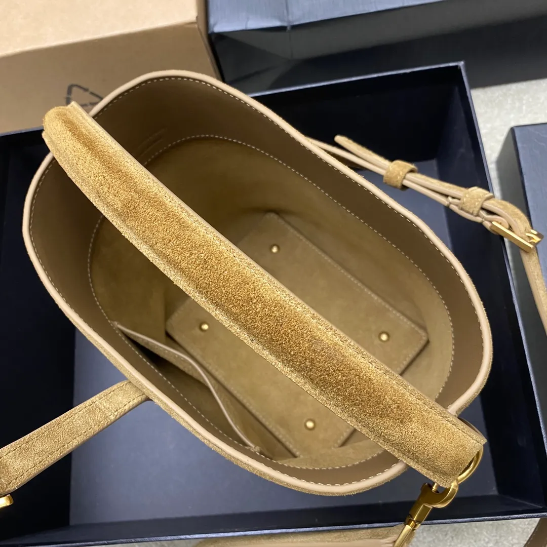 💰1760 Gold Leaf Brown/Ancient Gold 🌈New LE 5À7 series small bucket bag, black super nice bucket bag with handle_New new style of bag, made of Italian calfskin, the bag has a simple and three-dimensional outline, looks stiff but not too sharp, with four metal feet at the bottom, and a plug-in bag buckle with a classic iconic metal logo, the whole gives a unique temperament that is both classic and elegant, yet very fashionable and modern! 20230880 Model: 749036 [original leather] Size: 20x17x13cm