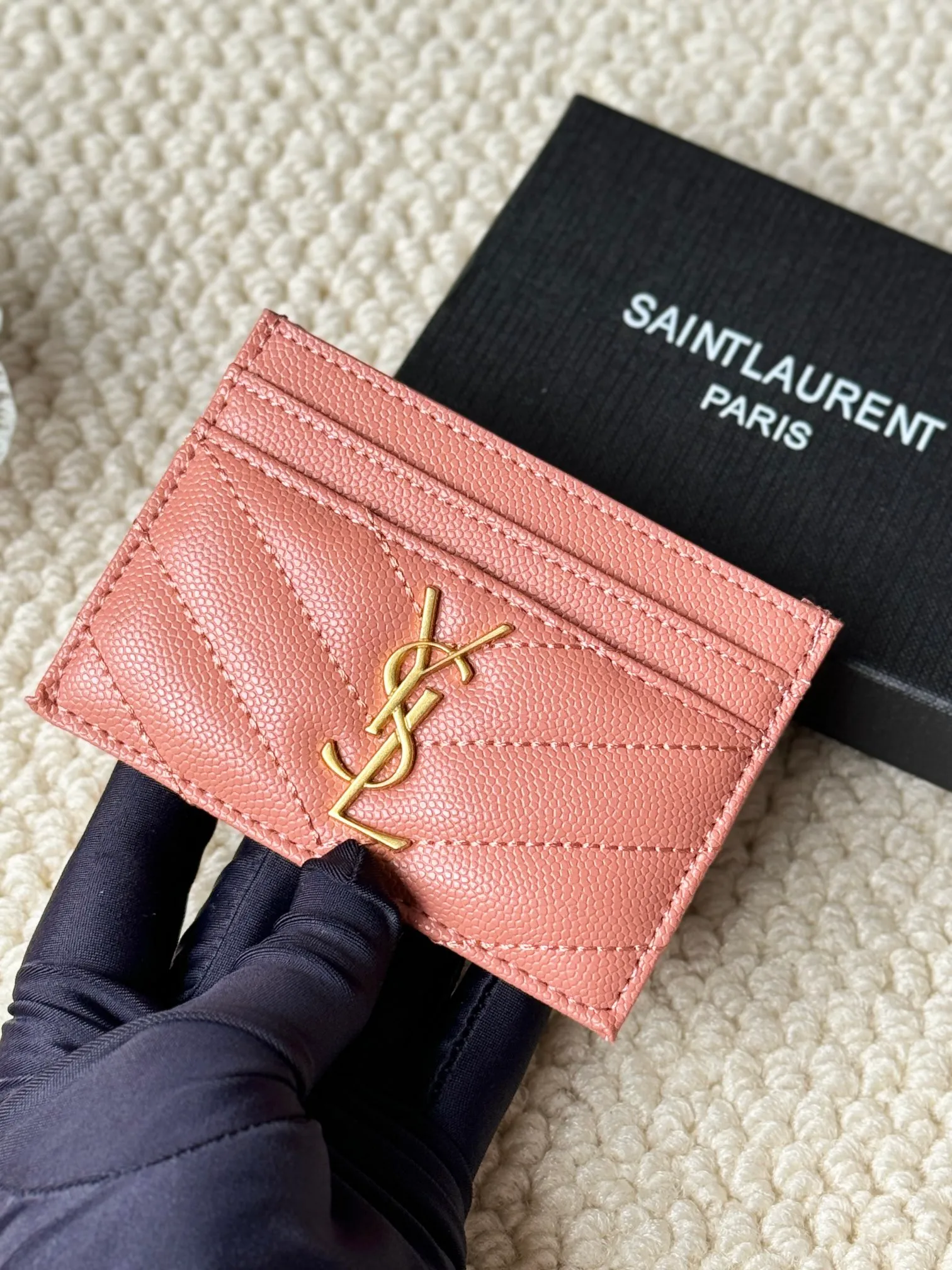 💰100 ysl Yves Saint Laurent's most classic genuine card bag, with sheepskin microfiber lining, jacquard embossed stitching sheepskin credit card holder, metal interlocking YSL logo original single-pair hardware, copied details Style number: 423291 Size: 10.5×7.5×0.5cm