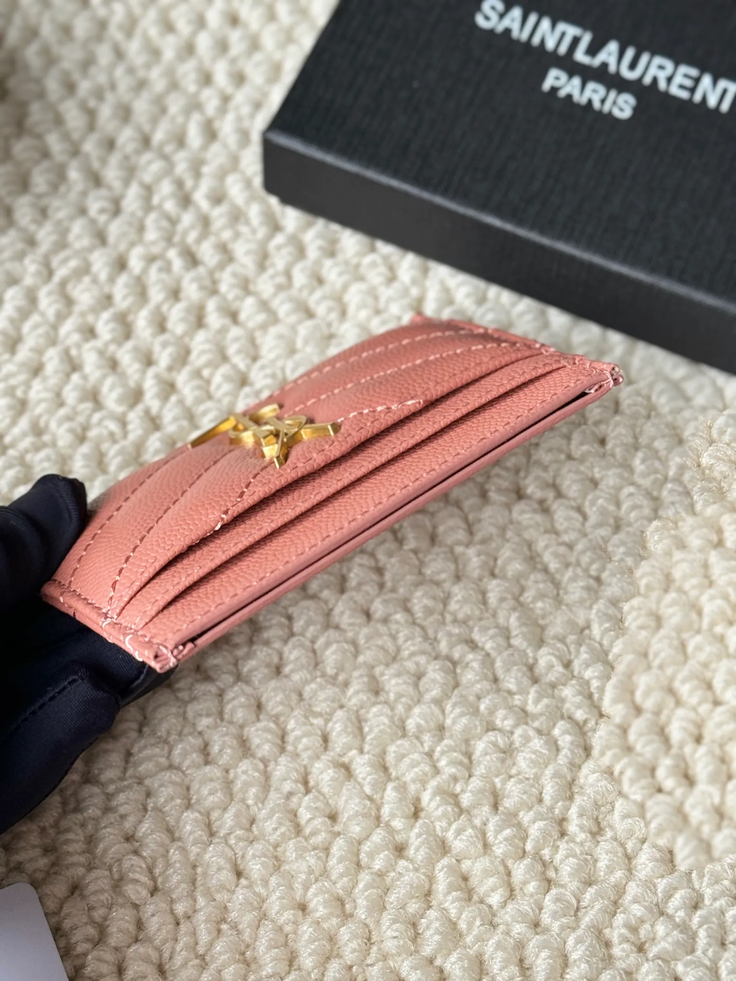 💰100 ysl Yves Saint Laurent's most classic genuine card bag, with sheepskin microfiber lining, jacquard embossed stitching sheepskin credit card holder, metal interlocking YSL logo original single-pair hardware, copied details Style number: 423291 Size: 10.5×7.5×0.5cm