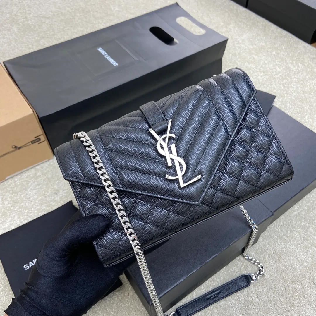 Black ball pattern/silver 🌈The new Envelope small caviar is made of top-grade imported cowhide with pressed caviar pattern, which is stunningly beautiful💋Classic is eternal‼ ️Versatile beyond imagination, elegant and fashionable all in one! The workmanship details are impeccable👍20220680 Model: 600915 [Original leather] Size: 21x13x6cm