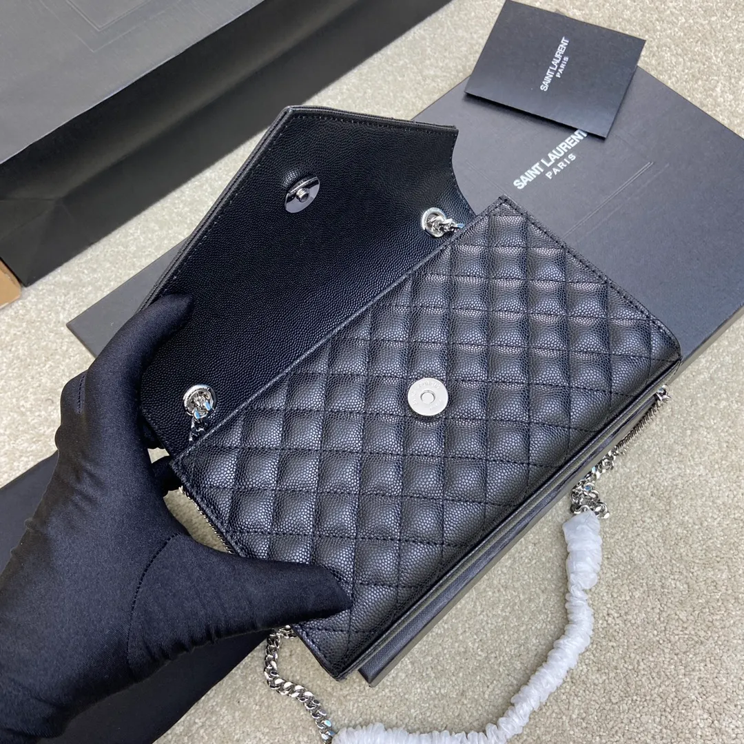 Black ball pattern/silver 🌈The new Envelope small caviar is made of top-grade imported cowhide with pressed caviar pattern, which is stunningly beautiful💋Classic is eternal‼ ️Versatile beyond imagination, elegant and fashionable all in one! The workmanship details are impeccable👍20220680 Model: 600915 [Original leather] Size: 21x13x6cm