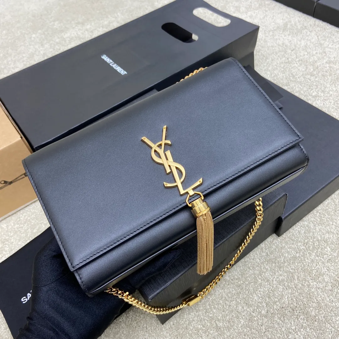 💰1300 South African black leather/gold [original leather] 🌈Y’s most classic style Kate crocodile pattern chain crossbody bag! A versatile style that is a must-have in every girl’s wardrobe! High-quality original crocodile-embossed cowhide, wear-resistant and scratch-resistant, no need to take special care of it💫Believe me, kate is definitely an eternal classic. No one can say that they are fashionable without a Y family tassel bag👍20210650 Model: 377829 Size: 24*14.5*5.5cm