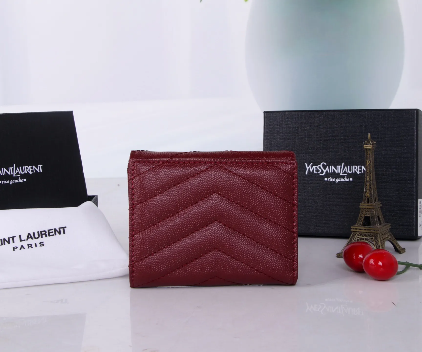 P170 Style No.: 802 Brand: Saint Laurent Color: Black Maroon Size: 11*10*2 Description: The 2021 YSL counter autumn and winter new styles are now available! Made of genuine leather with tuna pattern, the workmanship is exquisite, comparable to that of the counters! Multifunctional small wallet, super practical!