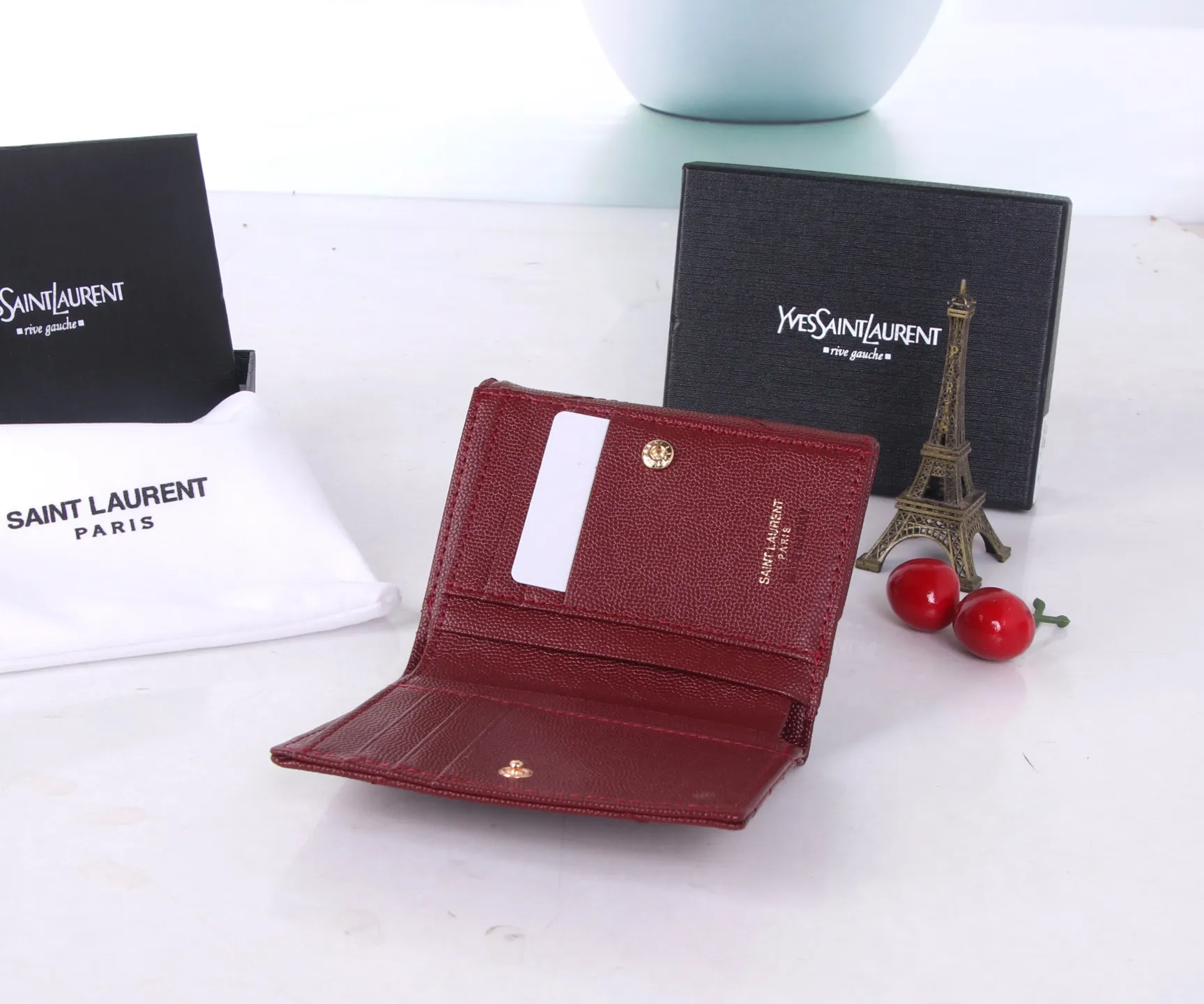 P170 Style No.: 802 Brand: Saint Laurent Color: Black Maroon Size: 11*10*2 Description: The 2021 YSL counter autumn and winter new styles are now available! Made of genuine leather with tuna pattern, the workmanship is exquisite, comparable to that of the counters! Multifunctional small wallet, super practical!