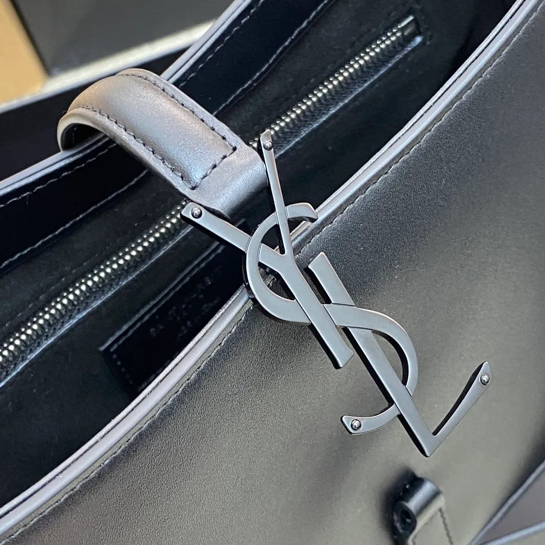 💰1360 Black plain/gun buckle 🌈2023 spring and summer new armpit bag, hobo bag! One of this year’s treasure bags👍Minimalist shape + metal logo buckle opening and closing design Adjustable shoulder strap Simple, beautiful and high-end feeling The bag is light and easy to match. The wife is so beautiful l The bag has sufficient capacity💋20230680 Model: 657228 [Original leather] Size: 24.5*14*6cm