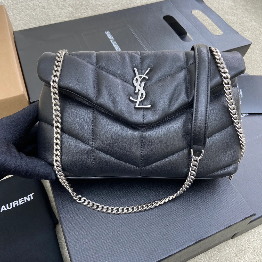 Black sheepskin/silver hardware 🌈Super popular LOULOU PUFFER small quilted lambskin bag🐏 Made of original genuine leather, soft and delicate to the touch. The bag has an inner zipper pocket for mobile phones and valuables, and a card slot for cards. In addition, there is no extra inner pocket design, small and exquisite 👍20210700 Size: 23*15.5*5.8cm Model: 620333 [original leather]