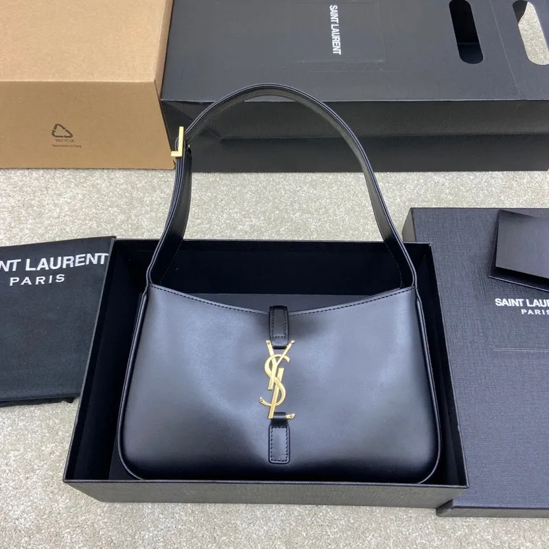 Black plain/gold buckle 🌈2021 spring and summer new armpit bag hobo bag! One of this year’s treasure bags👍Minimalist shape + metal logo buckle opening and closing design Adjustable shoulder straps Simple, beautiful and high-end feeling The bag is light and easy to match The wife is so beautiful l The bag has sufficient capacity💋20210680 Model: 657228 [Original leather] Size: 24.5*14*6cm
