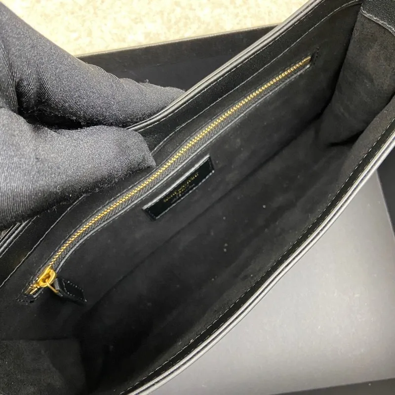 Black plain/gold buckle 🌈2021 spring and summer new armpit bag hobo bag! One of this year’s treasure bags👍Minimalist shape + metal logo buckle opening and closing design Adjustable shoulder straps Simple, beautiful and high-end feeling The bag is light and easy to match The wife is so beautiful l The bag has sufficient capacity💋20210680 Model: 657228 [Original leather] Size: 24.5*14*6cm