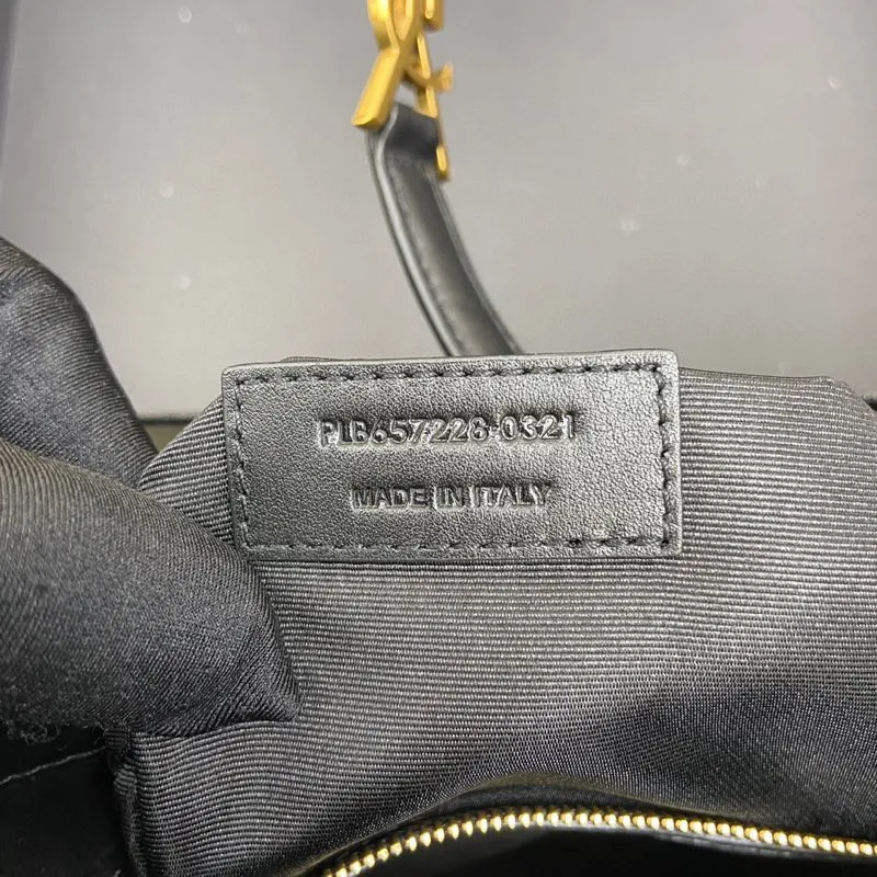Black plain/gold buckle 🌈2021 spring and summer new armpit bag hobo bag! One of this year’s treasure bags👍Minimalist shape + metal logo buckle opening and closing design Adjustable shoulder straps Simple, beautiful and high-end feeling The bag is light and easy to match The wife is so beautiful l The bag has sufficient capacity💋20210680 Model: 657228 [Original leather] Size: 24.5*14*6cm
