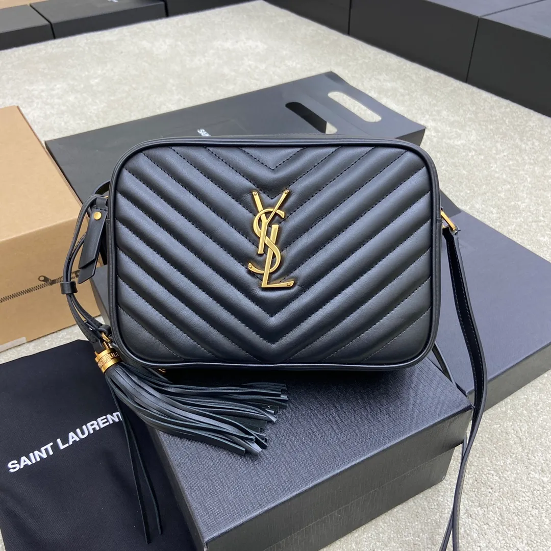 Black plain leather/antique gold 🌈The popular Y family LOU BAG camera bag is super lightweight and has an amazing capacity👍original ZP leather‼ ️Delicate and high-end, the leather feels super good👍The simple bag body is embellished with Y’s classic logo, the shoulder straps can be adjusted, and the tassel pendant can be removed, making it lightweight and versatile! 20210680 Model: 505730 [original leather] Size: 23*16*6cm